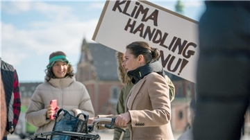 Birgitte (Sidse Babett Knudsen, r) nimmt an einer Klimademonstration teil.