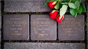 Bis 1938 prägen auch Juden wie die Familie Schocken das Leben in Bremerhaven. Ihr gehören in der Stadt zwei Kaufhäuser. Dann verliert auch diese Familie durch die Pogrome ihre Existenz. Heinz und Hilde Schocken wandern danach in die USA aus. Jeanette Schocken bleibt bei ihrer Tochter Edith. Beide werden 1941 nach Minsk deportiert und dort umgebracht.