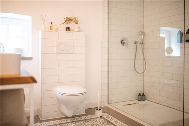 Bis das größere Badezimmer im hinteren Teil des Hauses fertig ist, benutzen Masc...