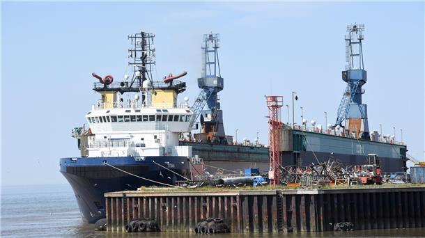 Kuddelmuddel mit dem Schleppdraht stoppt das Dock Bis Freitagabend konnte der Hochseeschlepper „Titan“ mit dem Schwimmdock nicht ablegen.