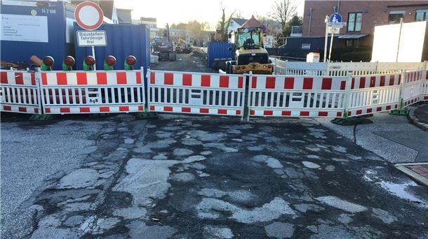 Bis hierhin noch Schandmeile: Jenseits der Baken aber hat im März 2023 die umfassende Sanierung des Mecklenburger Wegs ab Einmündung Debstedter Weg begonnen.