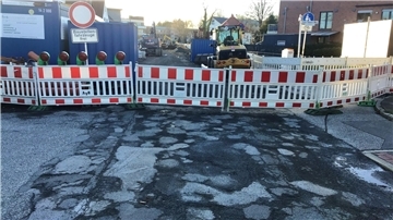 Bis hierhin noch Schandmeile: Jenseits der Baken aber hat im März 2023 die umfassende Sanierung des Mecklenburger Wegs ab Einmündung Debstedter Weg begonnen.