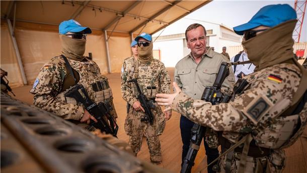Mali: Größter Bundeswehreinsatz steuert auf Ende zu Bis Mai 2024 soll die Bundeswehr aus Mali abgezogen werden. Verteidigungsminister Boris Pistorius (SPD) sieht einen großen logistischen Aufwand.