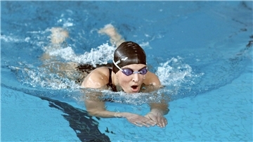 Szene in einem Schwimmbad.