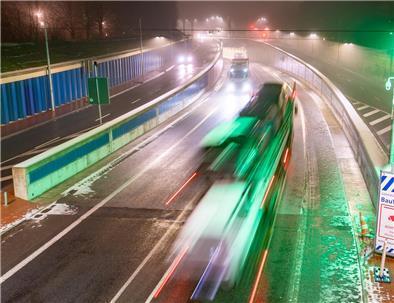 Diese 10 Dinge machen den Hafentunnel in Bremerhaven besonders Bis zu 6000 Fahrzeuge, so die Prognosen, fahren innerhalb eines Tages und einer Nacht durch den Hafentunnel.