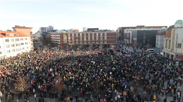 Bis zu 7000 Menschen demonstrieren in Bremerhaven gegen Fremdenhass.