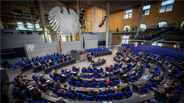 Abgeordnetenbestechung soll schärfer bestraft werden Bis zu drei Jahre Haft oder eine Geldstrafe soll es nach dem neuen Gesetzentwurf für Abgeordnete geben, die unter Ausnutzung ihrer Stellung und ihres Mandats Geschäfte machen.