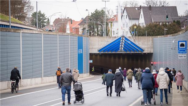 Bremerhaven feiert seinen Hafentunnel: Die schönsten Bilder von der Eröffnung Bis zum Sonntagmittag besuchten viele Schaulustige den Tunnel.