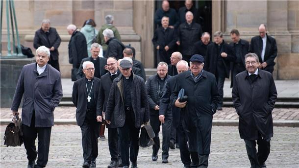 Missbrauch, Reformstau, AfD: Katholische Bischöfe beraten Bischöfe bei der Herbstvollversammlung der Deutschen Bischofskonferenz 2022 in Fulda: Dieses Mal kommen sie in Wiesbaden zusammen.