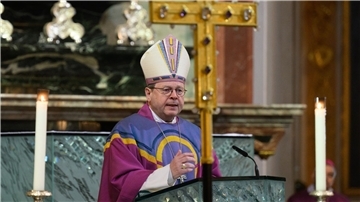 Bischof Georg Bätzing sieht den christlichen Glauben in der Bevölkerung auf dem Rückzug.