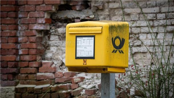 Bisher muss die Deutsche Post mindestens 80 Prozent der aufgegebenen Briefe am nächsten Werktag zustellen, am zweiten Werktag muss der Wert bei 95 Prozent liegen.