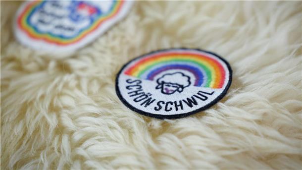 Diese schwulen Böcke lieben, wen sie wollen Bisher reicht die „Regenbogen-Wolle“ nur für Accessoires wie Aufnäher, Schirmmützen und Schnürsenkel (Foto aktuell).