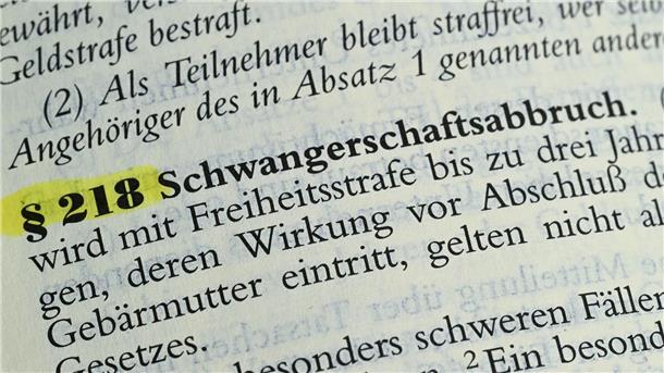 Schwangerschaftsabbruch: Wird Paragraf 218 noch reformiert? Bisher steht Schwangerschaftsabbruch im Strafgesetzbuch.