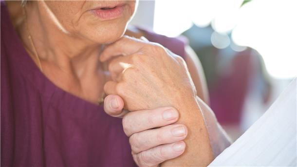 Bisherige Alzheimer-Therapien behandeln nur Symptome der Krankheit, nicht ursächliche Prozesse im Gehirn. (Archivbild)