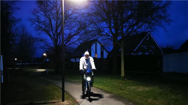 Bislang blieb der beliebte Spazierweg im Schierholzgebiet dunkel: Die solarbetriebenen Laternen leuchten heller, sobald sich ihr ein Radfahrer oder Fußgänger nähert. Die neuen LED-Leuchten sollen demnächst auch im Stadtsüden eingesetzt werden.