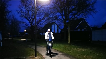 Bislang blieb der beliebte Spazierweg im Schierholzgebiet dunkel: Die solarbetriebenen Laternen leuchten heller, sobald sich ihr ein Radfahrer oder Fußgänger nähert. Die neuen LED-Leuchten sollen demnächst auch im Stadtsüden eingesetzt werden.