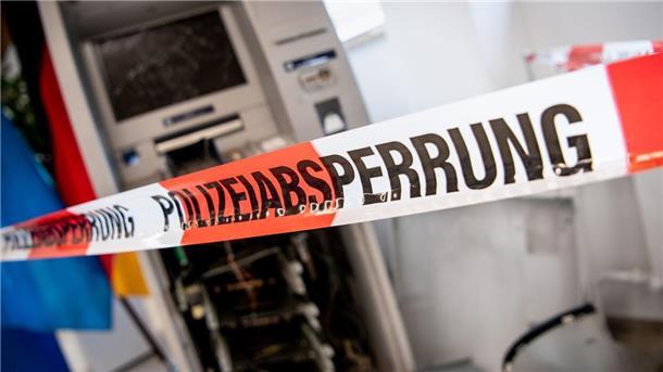 ARCHIV - Ein gesprengter Geldautomat hinter einem Flatterband mit der Aufschrift «Polizeiabsperrung». Foto: Matthias Balk/dpa/Symbolbild