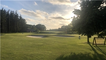 Bislang waren Hunde auf dem Golfplatz Cuxhaven nicht gestattet. Ab sofort dürfen gut erzogene Hunde dort auf eine Runde mitgenommen werden. Unser Foto zeigt einen Teil der neuen Übungsanlage und im Hintergrund den Beginn der Bahn 10.