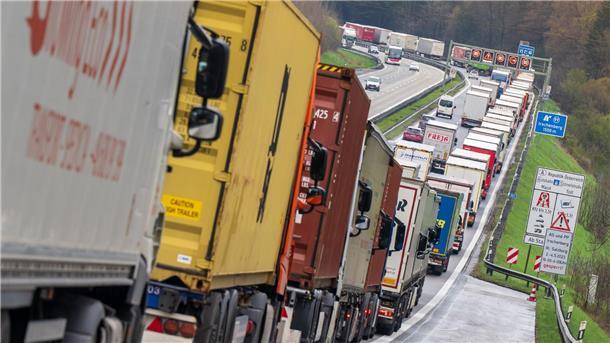 Lkw-Lobby fürchtet Milliardenstrafen wegen EU-Klimazielen Bislang werden die meisten Lkw mit Diesel betrieben. (Archivbild)