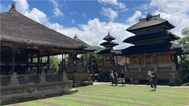 Bali gibt Benimmregeln für Touristen heraus Bitte benehmen: Touristen im Tempel Pura Puseh Desa Batuan.