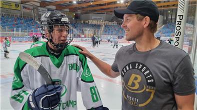Ex-Pinguins-Stürmer Björn Bombis hat die WM im Visier Björn Bombis hat als Chef des Buma-Camps immer alles im Blick und hat für die Nachwuchsspieler ein offenes Ohr.