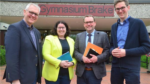 Björn Thümler, Lena Düpont, Professor Rainer Lisowski und Manuel Ley (von links) diskutierten mit Schülerinnen und Schülern des Braker Gymnasiums über Europa.