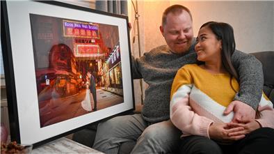 Der Seebär, die Liebe und die Sehnsucht nach dem Happy End Ein Pärchen sitzt auf einem Sofa und schaut auf ein Foto.