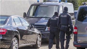 Polizisten einer Spezialeinheit gehen am 28.08.2017 auf ein Grundstück in Banzkow