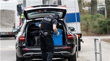 BKA-Beamten kommen zur Wohnung der ehemaligen RAF-Terroristin Daniela Klette. Nach der Festnahme Klettes setzen die Ermittler die Suche nach Ernst-Volker Staub und Burkhard Garweg fort.