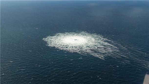 Von der Leyen: Sabotage an Nord-Stream-Pipelines möglich Blasen an der Wasseroberfläche: Dieses vom dänischen Verteidigungskommando verbreitete Foto zeigt das Nord-Stream-2-Gasleck in der Nähe der Insel Bornholm.