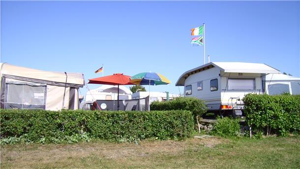 Blauer Himmel, voller Platz: So soll der Campingplatz in Rechtenfleth nach dem Willen der neuen Betreiber schon im April wieder aussehen.
