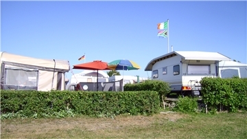 Blauer Himmel, voller Platz: So soll der Campingplatz in Rechtenfleth nach dem Willen der neuen Betreiber schon im April wieder aussehen.