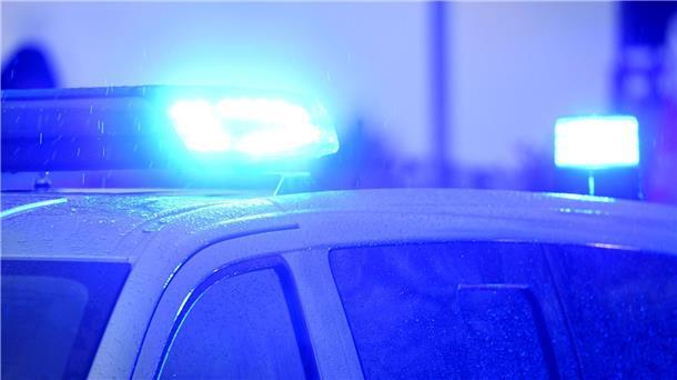 Zwei Männer nach Discostreit lebensgefährlich verletzt Blaulichter leuchten auf dem Dach eines Streifenwagens der Polizei.