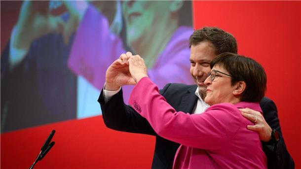 SPD stärkt Parteiführung trotz Krisenstimmung Bleiben an der Spitze der Partei: Lars Klingbeil und Saskia Esken nach ihrer Wiederwahl.