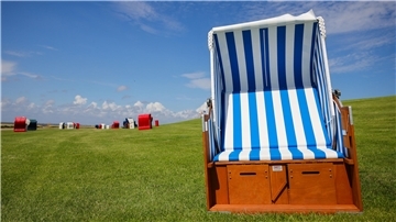 Ein verlassener Strandkorb steht am Deich unter einem blauen Himmel. Die Sorge, dass in Butjadingen die Strandkörbe im Sommer leer bleiben, besteht nicht.