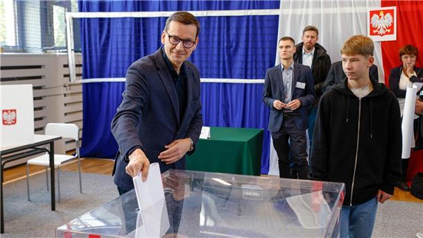Opposition glaubt nach Polen-Wahl an Sieg - Partei PiS vorn Bleibt er im Amt? Polens Ministerpräsident Mateusz Morawiecki wählt in der Hauptstadt.