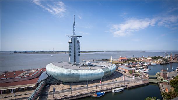Blick auf Bremerhaven: Im Atlantik-Hotel Sail City kommen im Oktober die Verkehrsministerinnen und Verkehrsminister zusammen. Foto: Hartmann