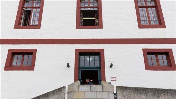 Tierquälerei im Schlachthof - Veterinäre stehen vor Gericht Blick auf das Amtsgericht Bad Iburg. Weil sie als amtliche Kontrolleure zwar von massiven Tierquälereien auf einem Schlachthof gewusst haben sollen, aber nichts dagegen unternommen haben, müssen sich zwei Tierärzte vor Gericht verantworten.