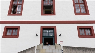 Blick auf das Amtsgericht Bad Iburg. Weil sie als amtliche Kontrolleure zwar von massiven Tierquälereien auf einem Schlachthof gewusst haben sollen, aber nichts dagegen unternommen haben, müssen sich zwei Tierärzte vor Gericht verantworten.