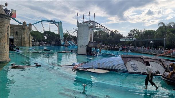 Europa-Park öffnet wieder - Zwei Akrobaten noch in Klinik Blick auf das Areal der Show „Retorno dos Piratas““ und der Attraktion „Atlantica SuperSplash“ im Europa-Park.