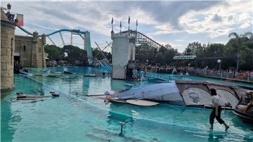 Blick auf das Areal der Show „Retorno dos Piratas““ und der Attraktion „Atlantica SuperSplash“ im Europa-Park.