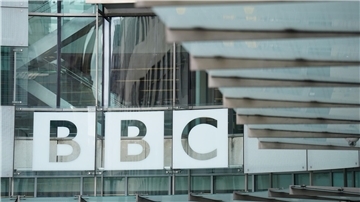 Ist das Banksys Stimme? Aufnahme von 2005 im Podcast Blick auf das BBC-Gebäude in London: Mit einem Podcast versucht der Sender, dem Street-Art-Künstler Banksy auf die Spur zu kommen.
