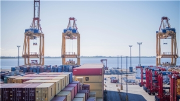 Symbolbild mit Blick auf des Bremische Überseehafengebiet an der Stromkaje in Bremerhaven im Herbst 2023. 