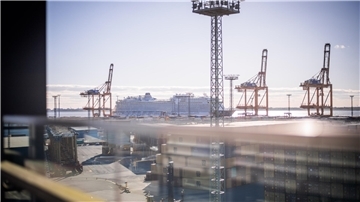  Blick auf des Bremische Überseehafengebiet an der Stromkaje in Bremerhaven. 