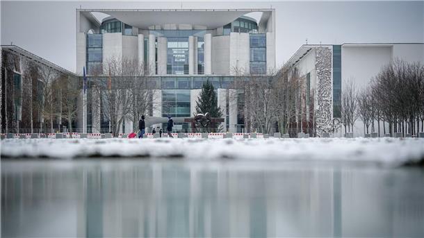Nach Karlsruher Urteil: Bundesamt stoppt Förderprogramme Blick auf das Bundeskanzleramt. Neun Förderprogramme werden aufgrund der Ausgabensperre im Haushalt vorläufig gestoppt.