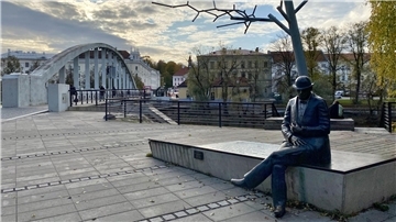 Blick auf das Denkmal für den estnischen Journalisten und Dichter Johann Voldemar Jannsen in Tartu.