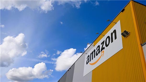 Amazon fährt Investitionen in Deutschland hoch Blick auf das Dortmunder Amazon-Logistikzentrum, in dem große Mengen an Produkten lagern.