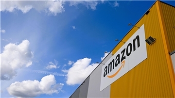 Blick auf das Dortmunder Amazon-Logistikzentrum, in dem große Mengen an Produkten lagern. 