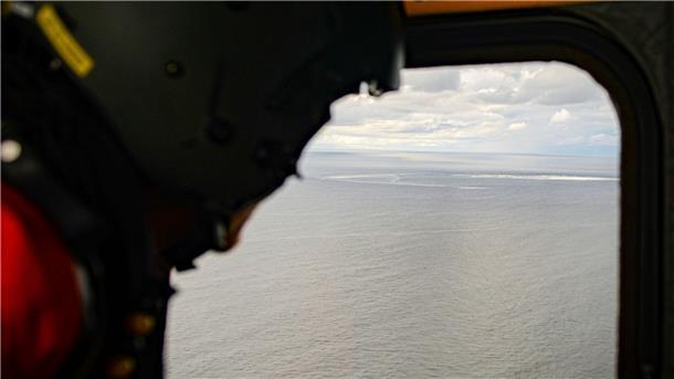 Dänemark meldet Ende des Gas-Austritts Blick auf das Gasleck in der Ostsee von einem Hubschrauber der dänischen Streitkräften aus.