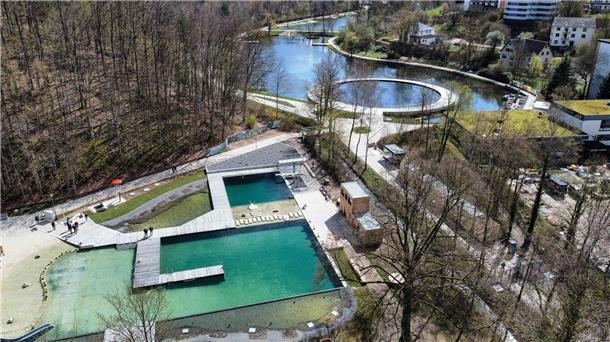 Freibad, Blumen, Gartentrends - Landesgartenschau eröffnet Blick auf das Gelände der Landesgartenschau mit dem Sole-Naturbad.